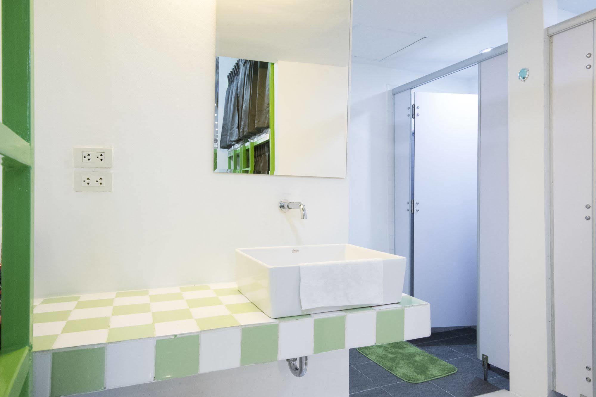 Pixellar Hostel Бангкок Экстерьер фото