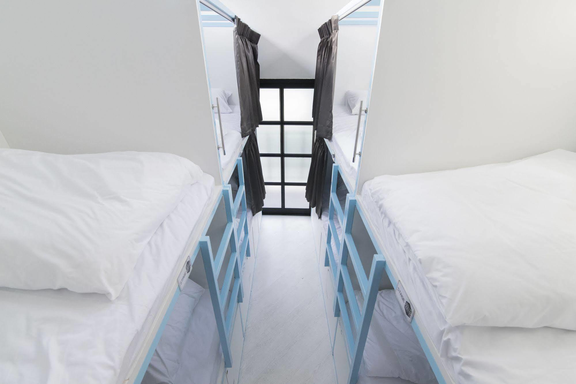 Pixellar Hostel Бангкок Экстерьер фото
