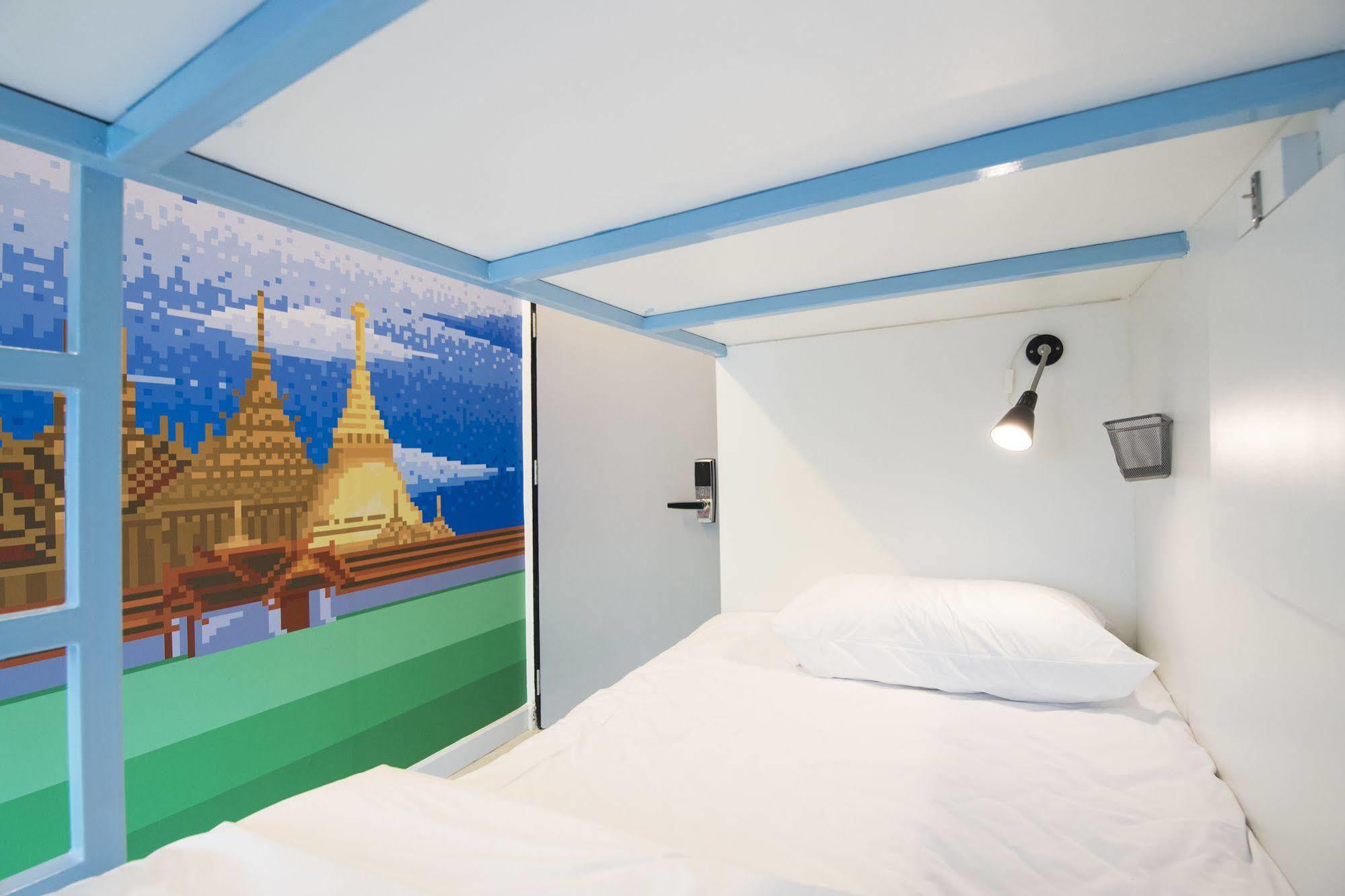 Pixellar Hostel Бангкок Экстерьер фото